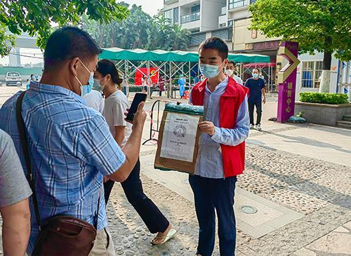 使命在肩，，，同心抗疫——集团两名新党员加入防疫自愿者事情