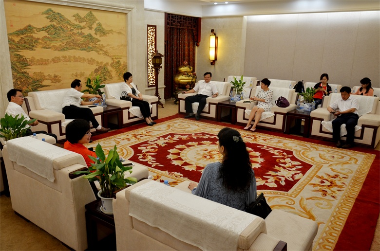 《中国医药报》副总编杨玲玲到w66利来国际团举行走下层调研 (1).jpg