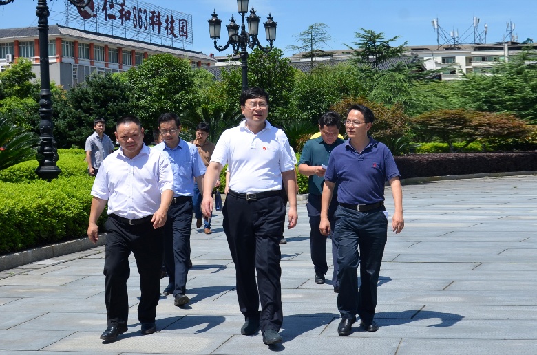 宜春市委常委、副市长陈如标到w66利来国际团调研 (1)(1).jpg